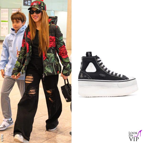 platform versione sneakers per Shakira: eccola in aeroporto con le R13 (1.200 euro)