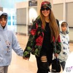 Shakira aeroporto giacca cappello Dolce Gabbana borsa Balenciaga scarpe R13