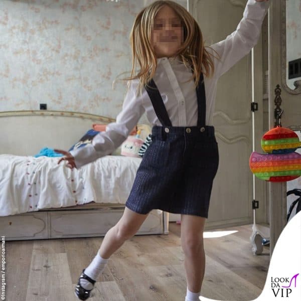 la bimba in cameretta con un look Emporio Armani 