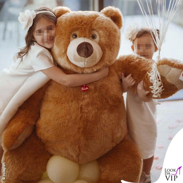 Azzurra e Bianca Fantini giocano con il maxi peluche Trudi