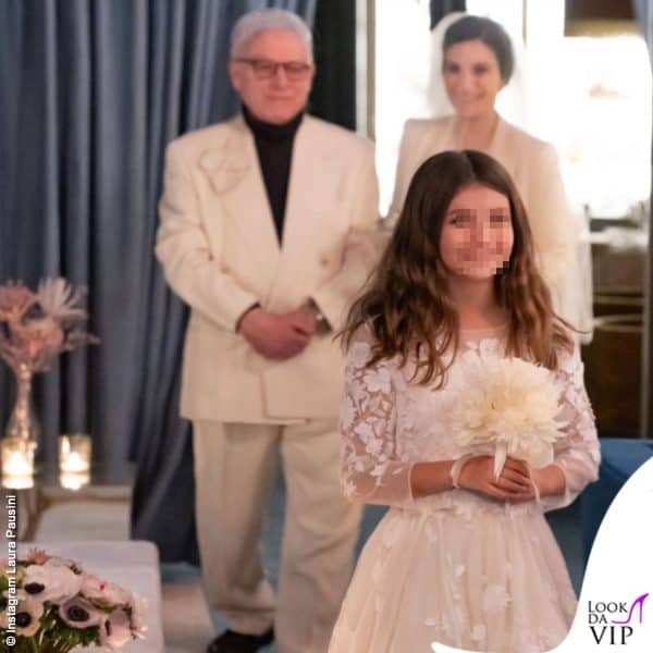 La bambina è stata la damigella: per lei un vestito bianco principesco con decorazioni floreali