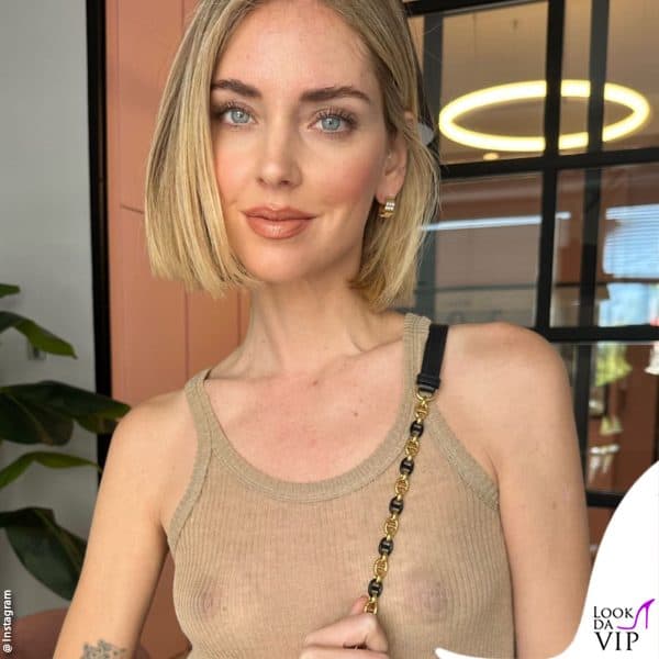 l'influencer ha scelto una canotta trasparente 