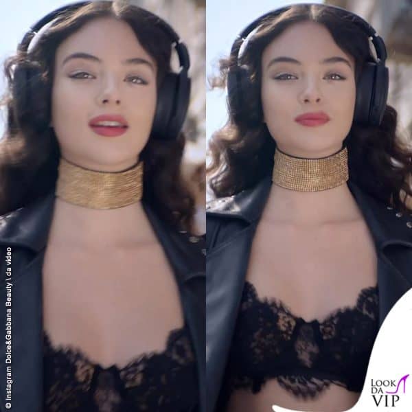 Deva indossa solo la bralette di pizzo sotto il giubbotto di pelle
