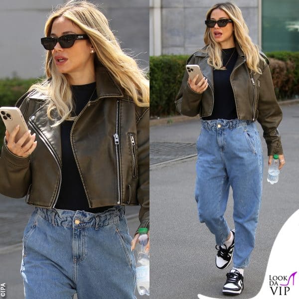 jeans e sneakers, è questo il look da passeggio della Leotta 
