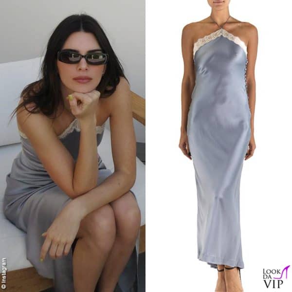 Il vestito viola di seta è Chloe 