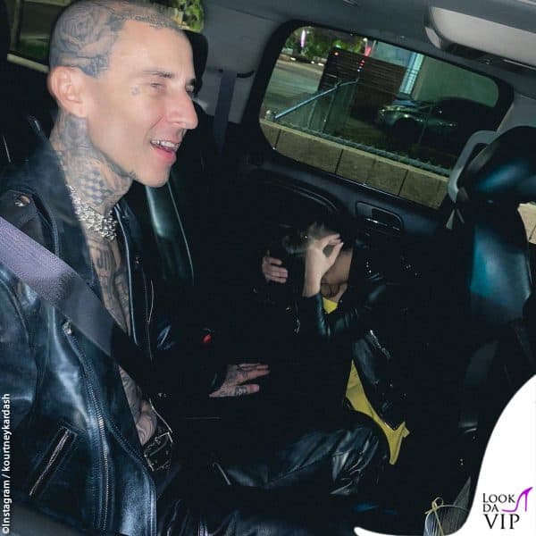 Travis ride mentre Kourtney non si sente bene in auto 