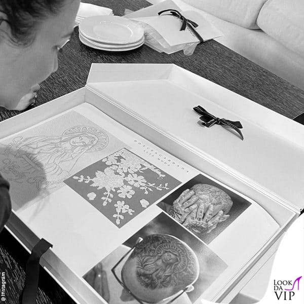 i ricami richiamano i tatuaggi di Travis 