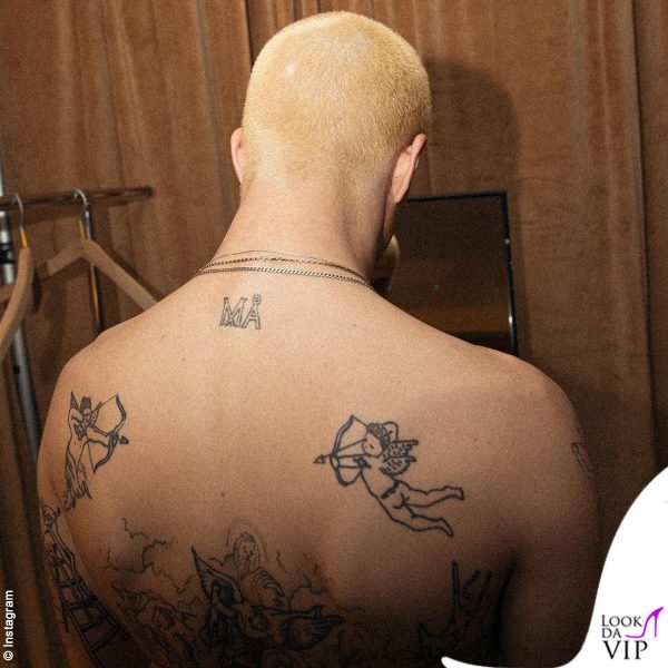 Damiano di spalle mostra il nuovo colore e i tatuaggi