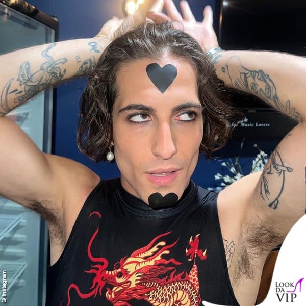 Orecchino di perle, tatuaggi e cuori sul volto