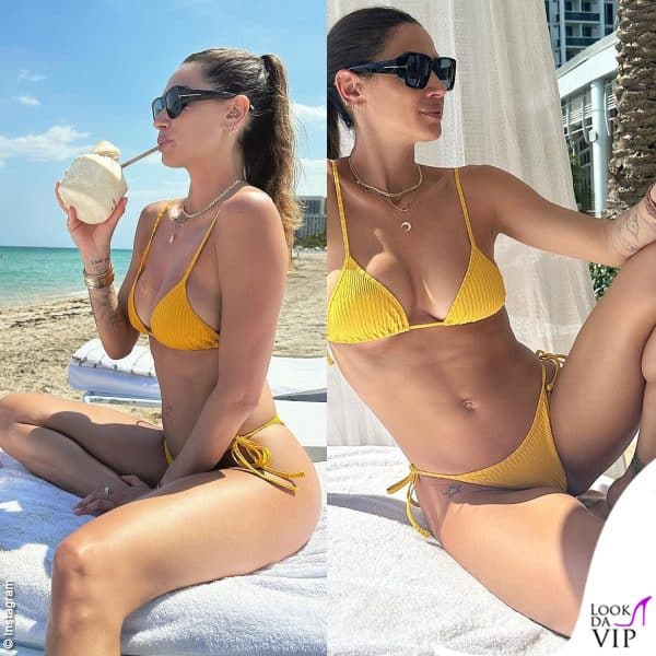 La Satta in spiaggia con un bikini giallo 