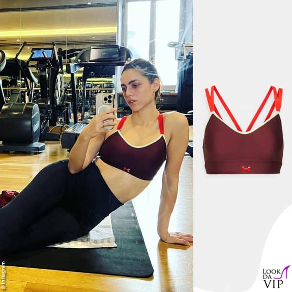 in palestra con un reggiseno sportivo Under Armour 