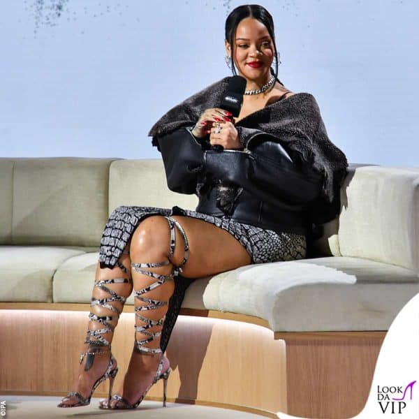 in Alaïa alla conferenza stampa del Super Bowl