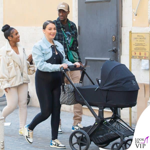 Tammy Abraham e  Leah Monroe a spasso per Roma con un passeggino Cybex  