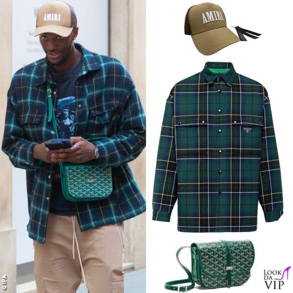 Spicca nel look della passeggiata la borsa Goyard, indossata sopra la camicia Prada. Il calciatore porta anche un cappello Amiri