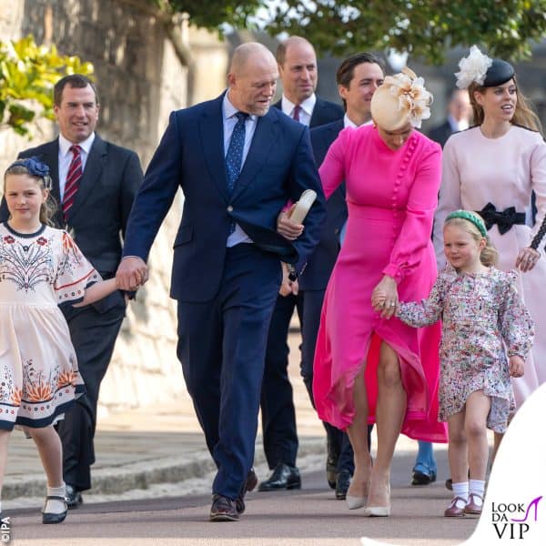 Zara Tindall (in Jane Atelier) con la famiglia, alle loro spalle ci sono Beatrice di York con Edoardo Mapelli Mozzi 