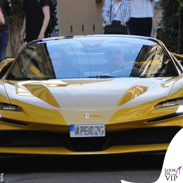 Zlatan Ibrahimovic a bordo della sua Ferrari oro 
