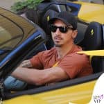 Zlatan Ibrahimovic in centro a Milano sulla Ferrar oro