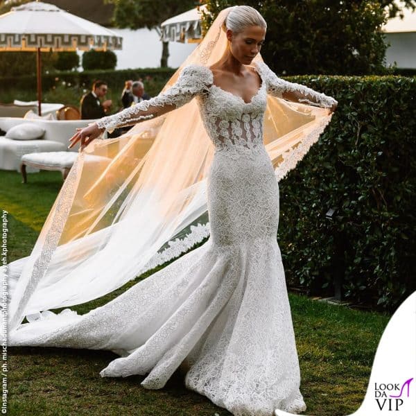 l'abito di Amelia è firmato Atelier Versace 