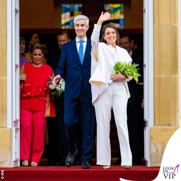 Per le nozze civili Alexandra di Lussemburgo ha scelto pantaloni a vita alta e cappa Valentino