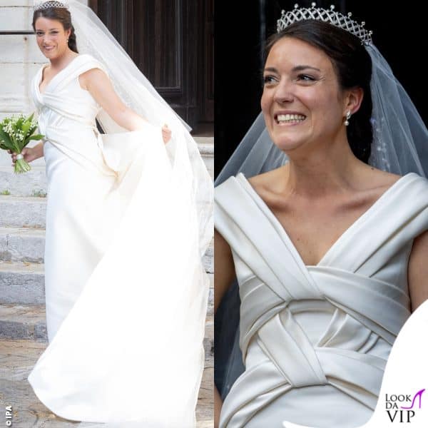 Per il rito religioso ha preferito un abito da sposa Elie Saab con un incrocio sul corpetto