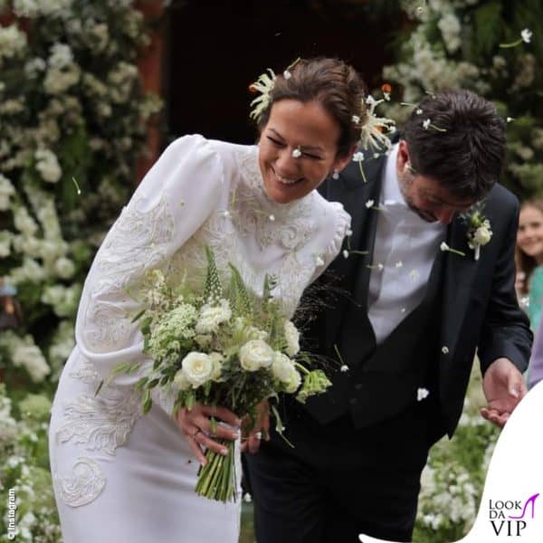 Un abito bianco dai romantici ricami per la sposa