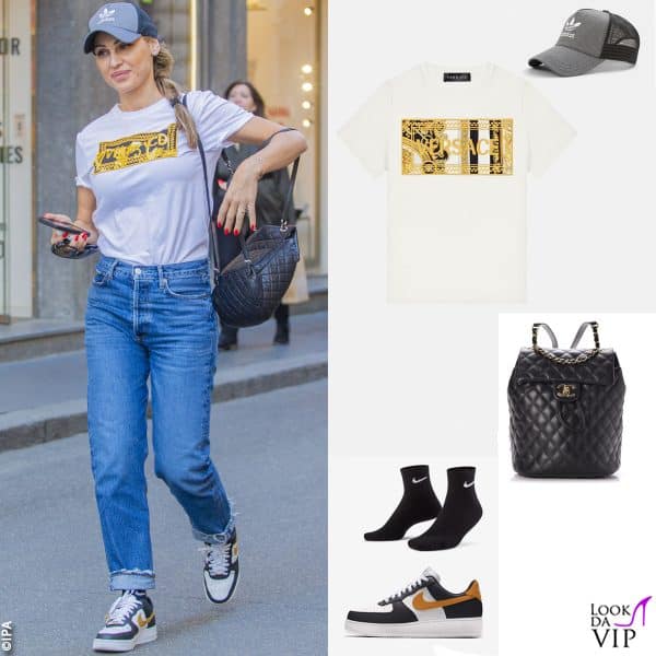 cappello Adidas, maglietta Versace, zaino Chanel, sneakers e calze Nike 