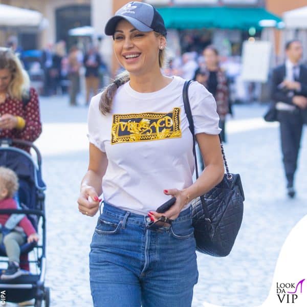 Anna Tatangelo sorridente in centro a Roma