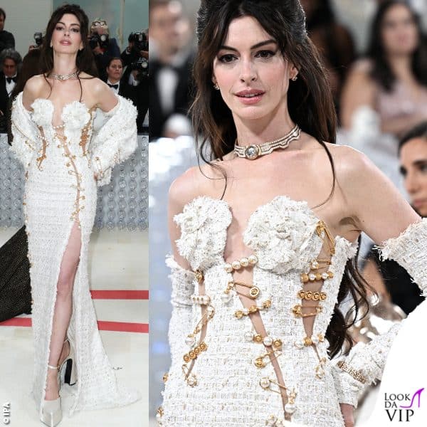 Anne Hathaway in Atelier Versace 