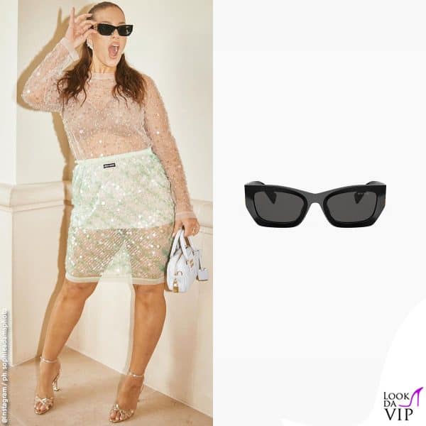 Ashley Graham con i "Glimpse" di Miu Miu (370 euro)