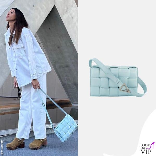 a spasso con la "Padded Cassette" di Bottega Veneta (3.500 euro) 