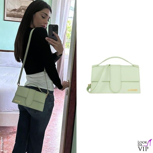 nel selfie allo specchio Belen mostra la borsa "Le Grand Bambino" di Jacquemus (750 euro)