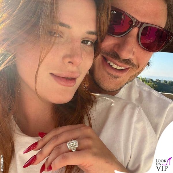 l'attrice ha pubblicato una seconda foto, dove dà maggior risalto all'anello da sogno 