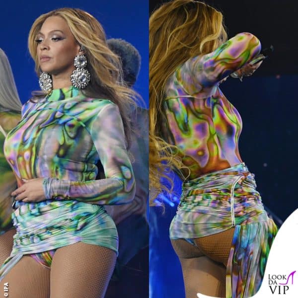 L'abito corto David Koma con stampa olografica scopre l'intimo di Beyoncé