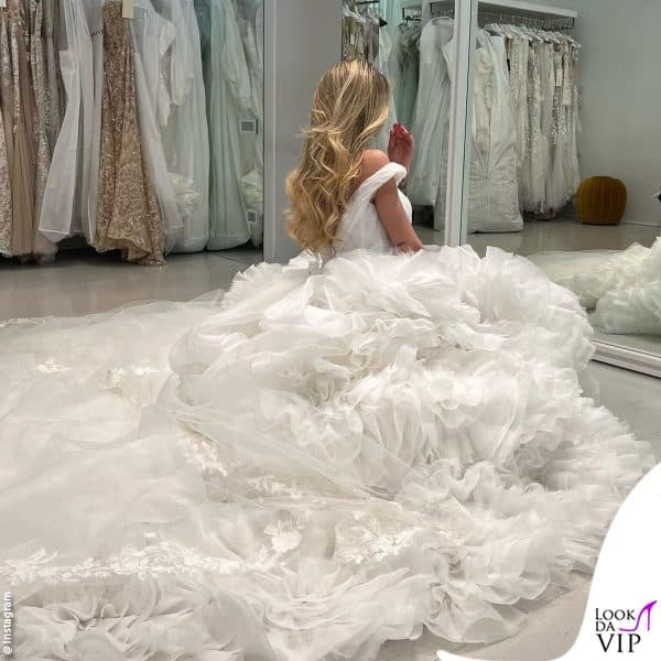 in abito da sposa nel camerino dell'atelier 