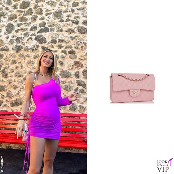 minidress viola e borsa "Flap" di Chanel rosa 
