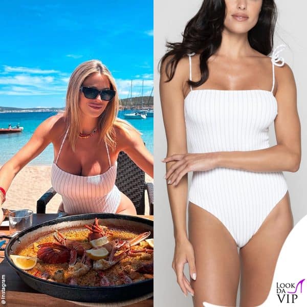 al mare con un costume Wikini 