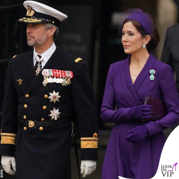 Frederik e Mary di Danimarca, con un coat-dress di Soren Le Schmidt, clutch Carlend Copenhagen e pump Gianvito Rossi