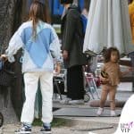 Giorgia Palmas sportiva ma firmata al parco con la figlia Mia Magnini