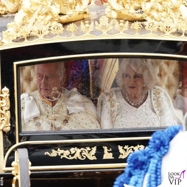 re Carlo e la regina Camilla sulla carrozza reale