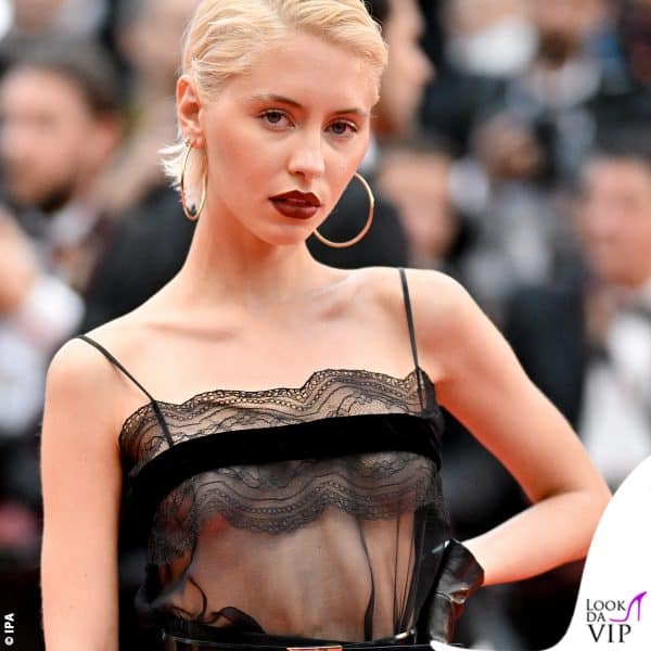 il décolleté è in parte celato da un nastro nero scuro 
