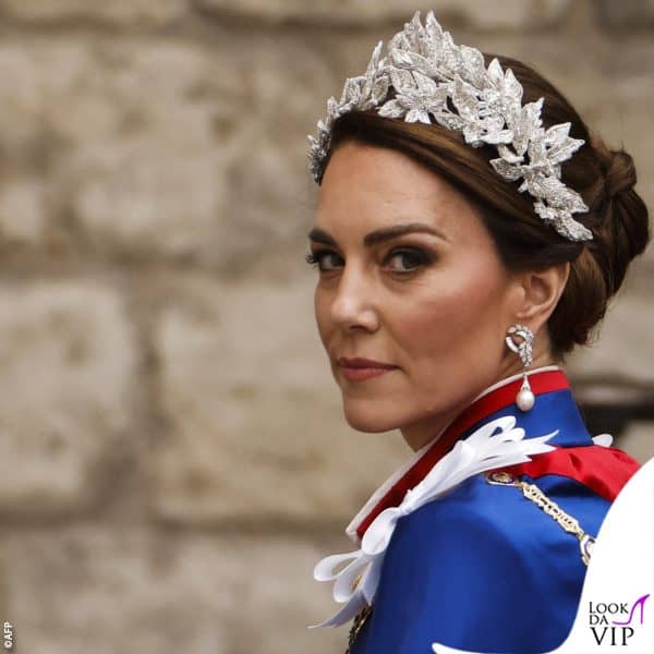 la principessa del Galles indossa un cerchietto floreale di Jess Collett x Alexander McQueen e orecchini di diamanti e perle di Collingwood