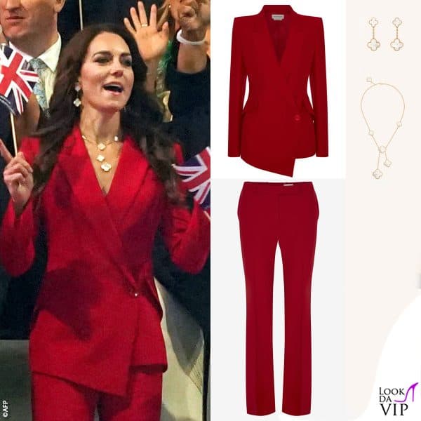 tailleur Alexander McQueen, orecchini e collana Van Cleef & Arpels