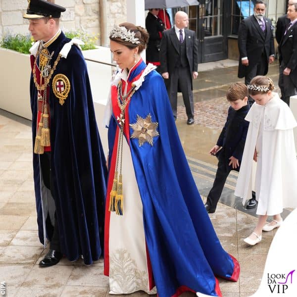 L'arrivo a Westminter Abbey di William, Kate, la principessa Charlotte e il principe Louis 
