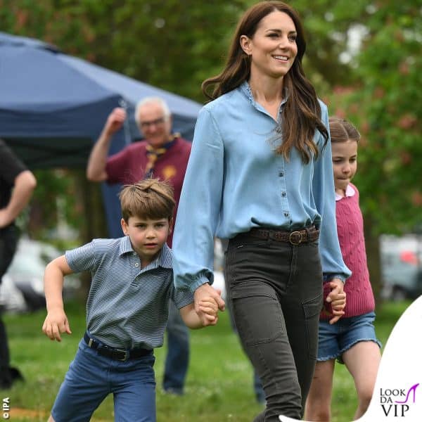 Kate Middleton con Louis e Charlotte allo Scout Hut 