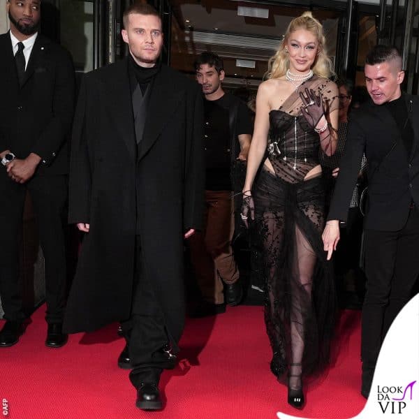 Matthew e Gigi lasciano insieme l'hotel, sono diretti al Met Gala 