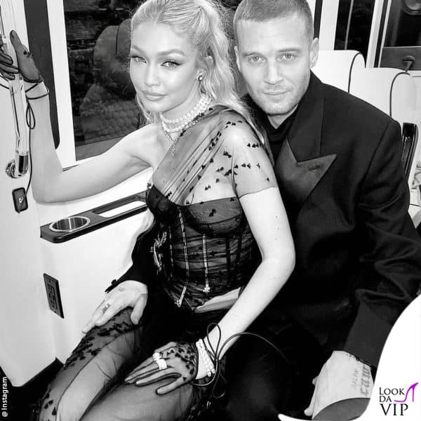 la foto che ha acceso il gossip: Gigi siede in braccio a Matthew e lui le posa una mano sulla coscia 