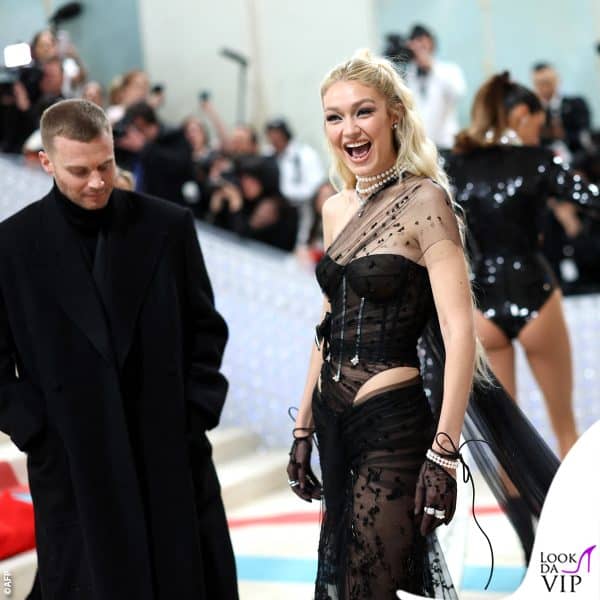 Matthew Williams, direttore creativo di Givenchy, ha creato l'outfit della top model 