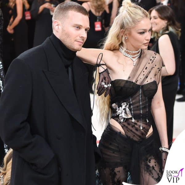 Gigi appoggia il braccio sulla spalla di Matthew 