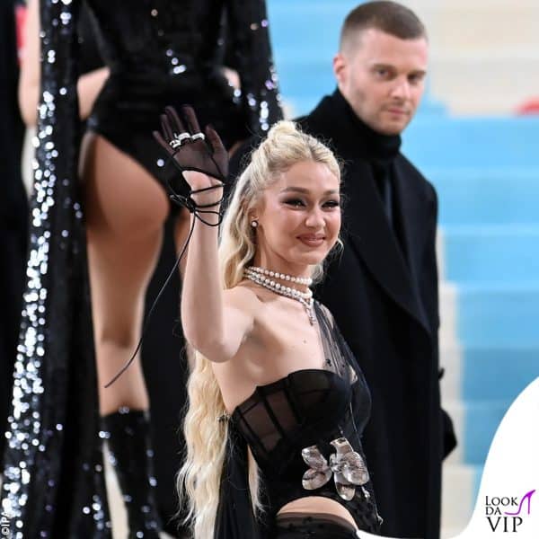 alle spalle dei due si intravede... il lato B di Kendall Jenner 