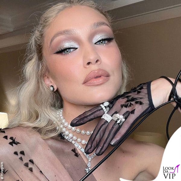 Perle (firmate Lagos) e guantini, è questo l'omaggio della Hadid per Karl Lagerfeld 